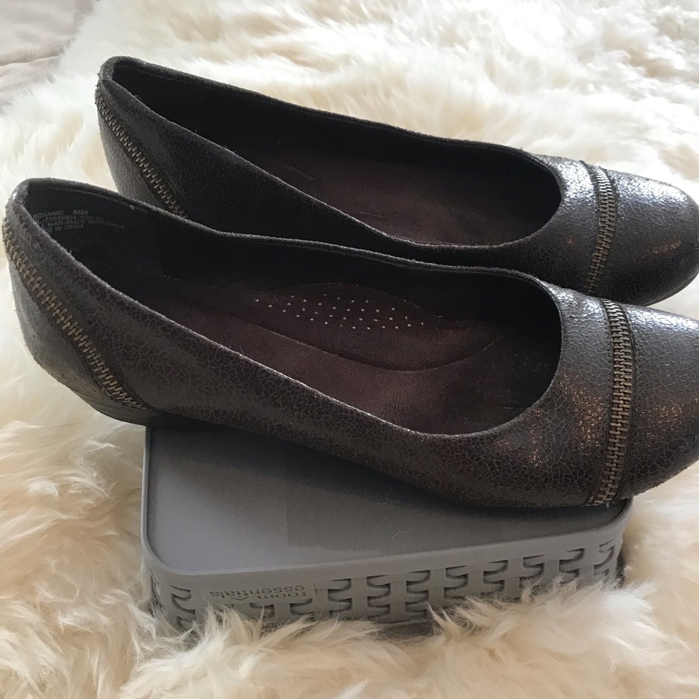 Flats with zipper detail